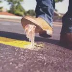 Hvordan kan jeg fjerne hårvoks fra mit hår?